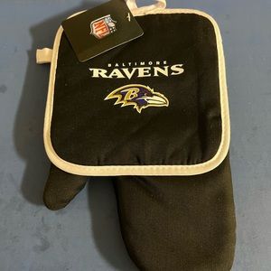ONE BRAND NEW NFL BALTIMORE RAVENS OVEN MITT AND POTHOLDER SET CTM4